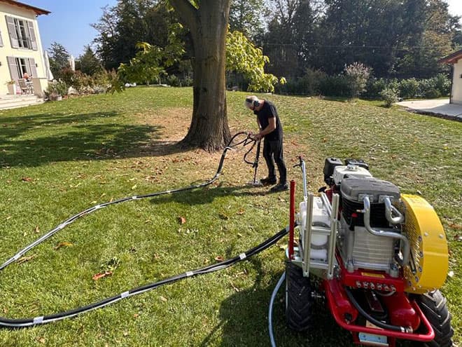 Servizio De-compattare e concimazione, operatore utilizza decompattatore Biolift per de-compattare e concimare il terreno sotto un albero